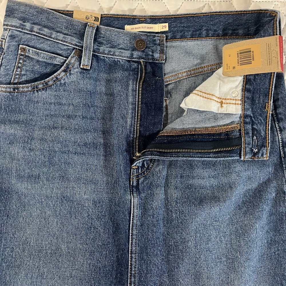 Levi's High Rise Back Slit Denim Skirt Size 29 NWT - Picture 2 of 9